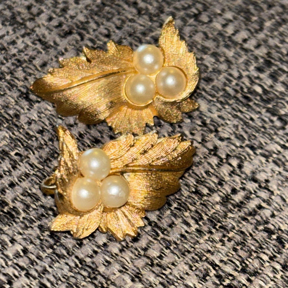 Sarah Coventry 1965 Endearing Elegant Gold Leaf Pearl Earrings